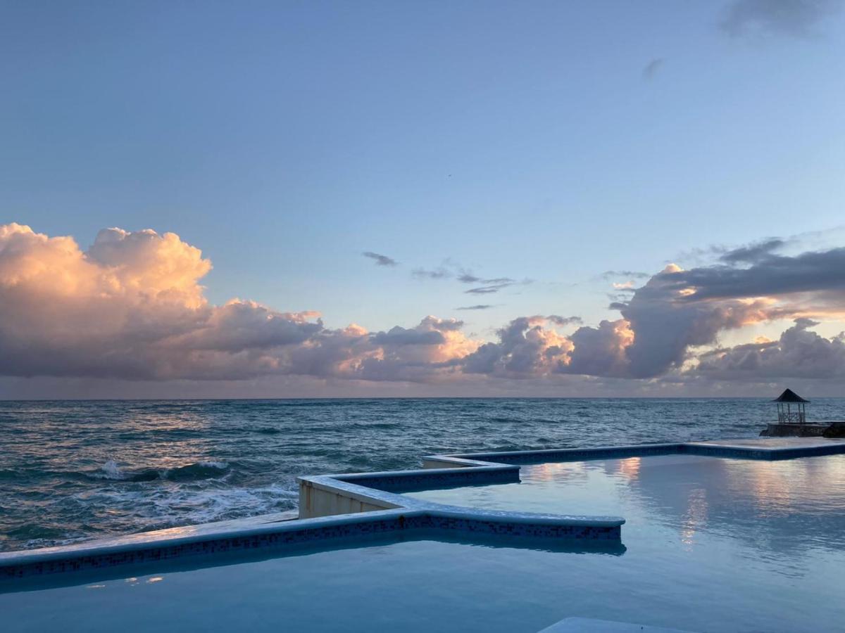 Whispering Seas Oceanfront Suite Ocho Rios Exterior foto