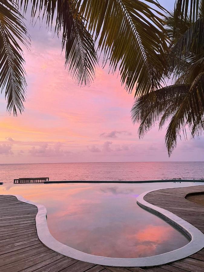 Whispering Seas Oceanfront Suite Ocho Rios Exterior foto